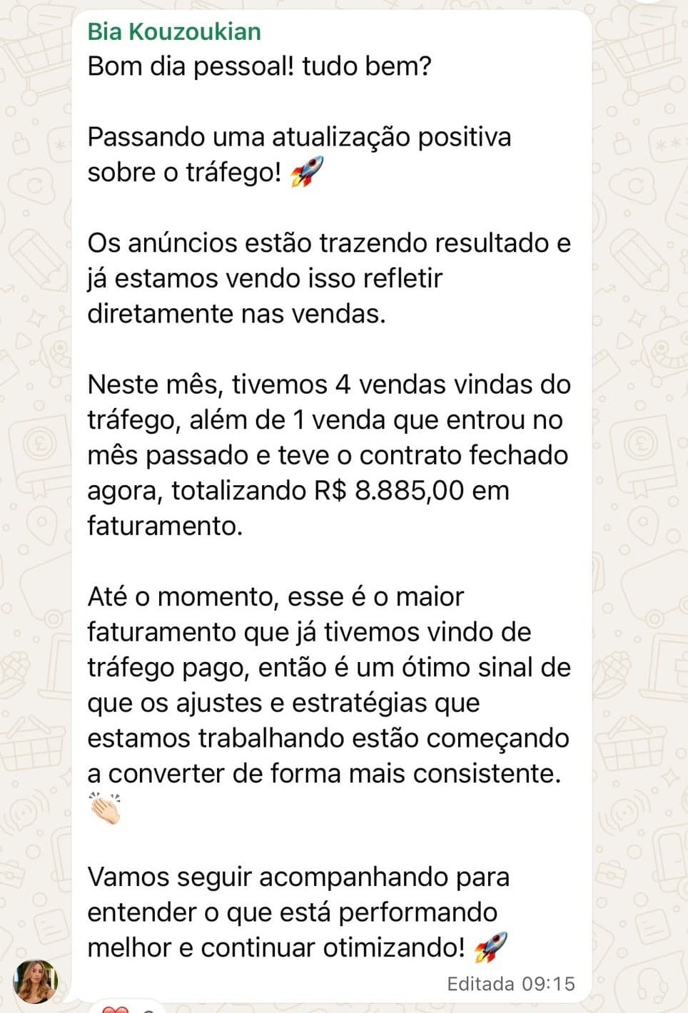 Mensagem de WhatsApp da Bia contando 4 vendas vindas do tráfego e R$ 8.885 de faturamento no mês